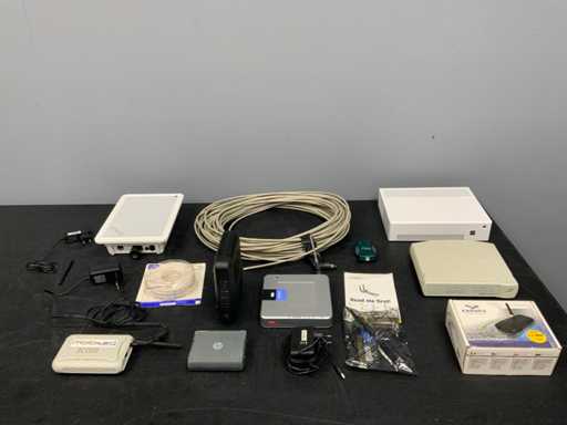 Série de divers routeurs, câbles et accessoires