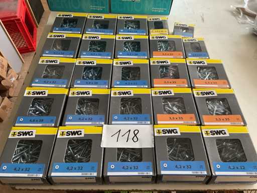 Kisten mit Stahlnägeln und -schrauben