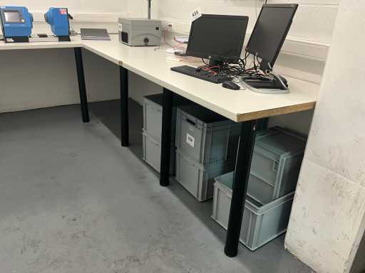 2 tables de travail différentes