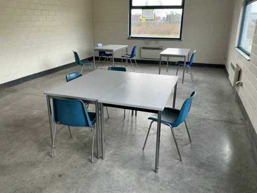 Kantinentisch und Stühle