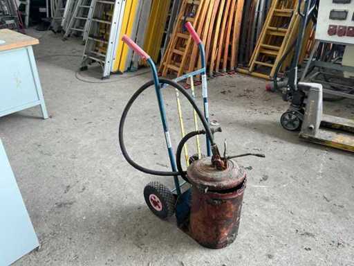 Cărucior de mână cu pompă de vaselină