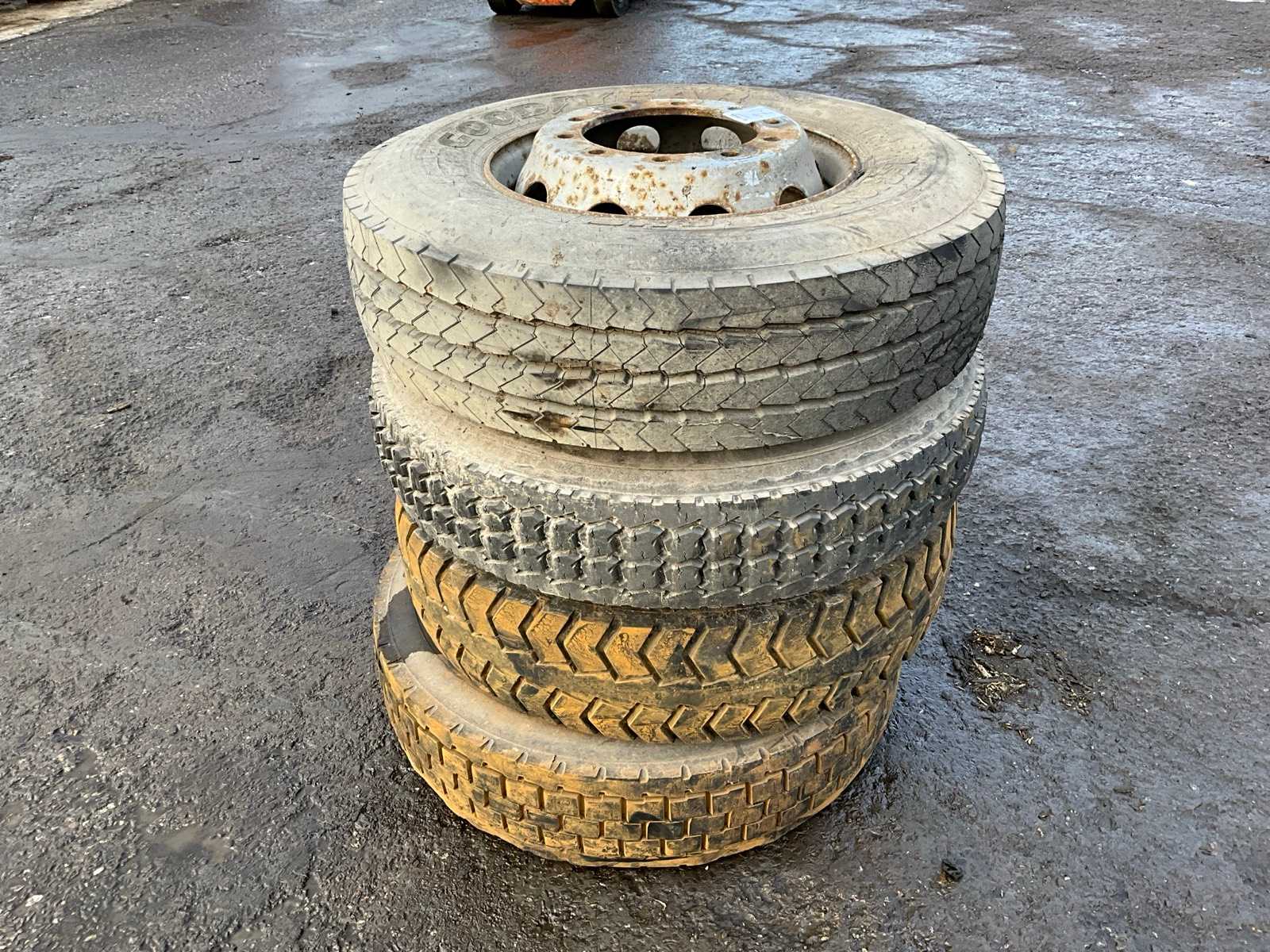 Truck tire (4x)