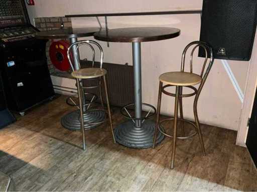 Standing table and bar stool (2x)