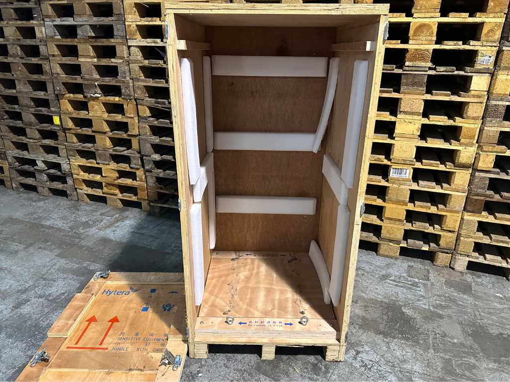Batch of transport boxes with drive-in platform and butterfly locks 152x74x76cm approx. 90 pieces