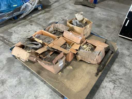 Lot d’ornements en métal