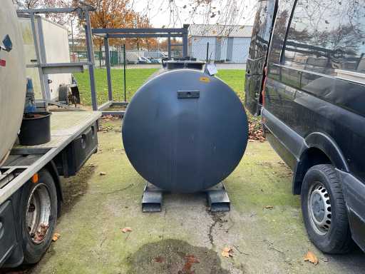 Horizontal storage tank