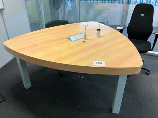Table de conférence + chaise (3 fois)