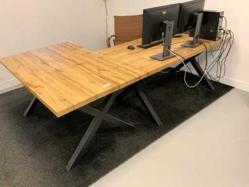 2 tables de bureau avec 1 chaise
