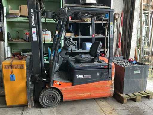 DOOSAN Vorkheftruck D15T-5 gebouwd in 2008 met lader