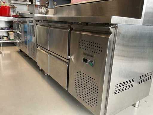 Banco da lavoro refrigerato GGM Gastro con insalata