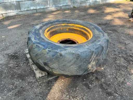 Continental Contract AC70G 440/70 R28 Band, wiel en velg