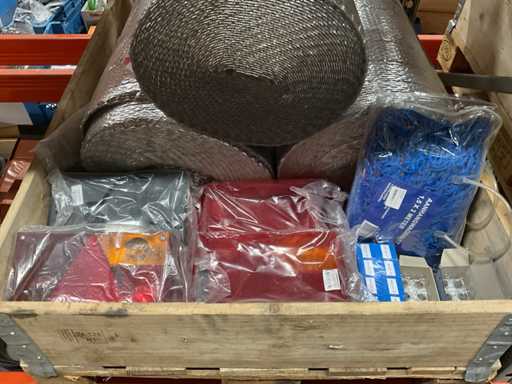 Batch of trailer parts and accessories