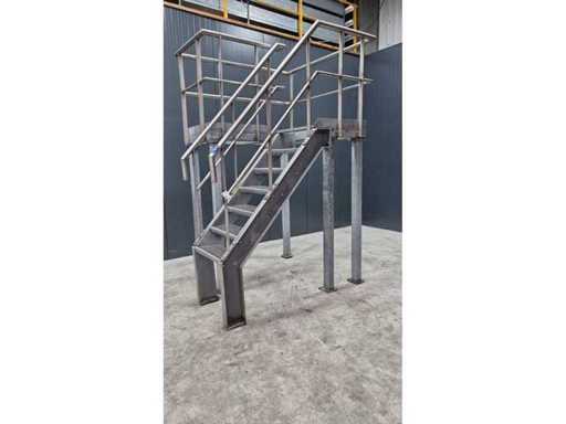 Piattaforma in acciaio con scale