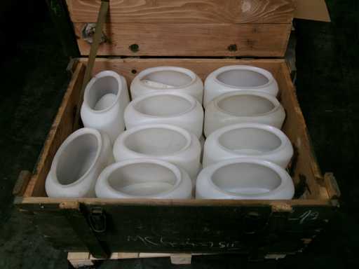 Lot Parts SE Conteneur alimentaire, usagé, dans une boîte en bois (G3)